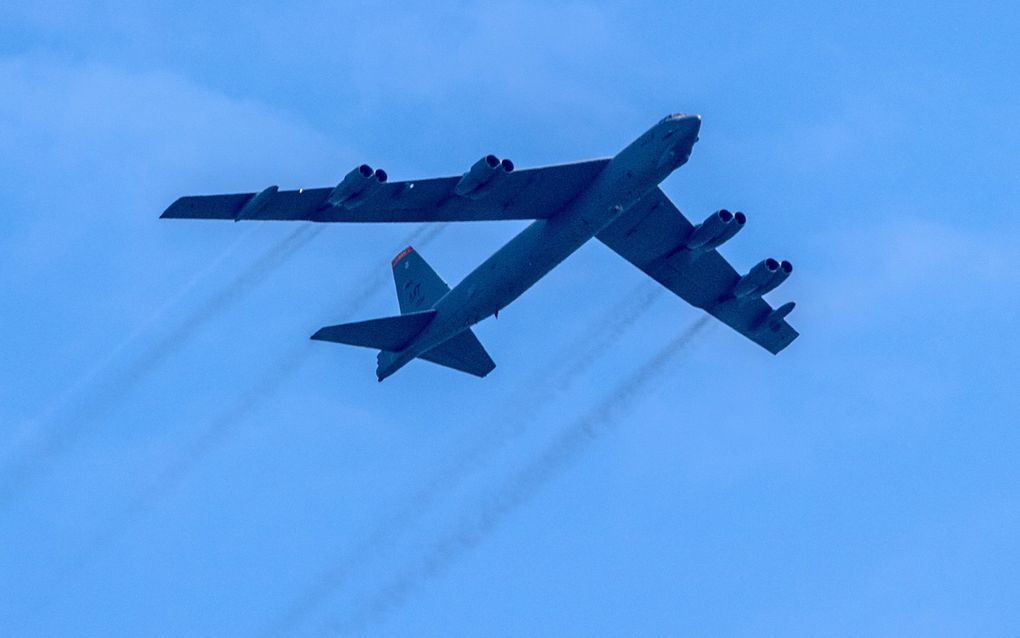 De VS sturen zes extra B-52-bommenwerpers naar het Midden-Oosten. Iran dreigt met aanvallen op Israël en de VS. beeld  EPA, Georgi Licovski