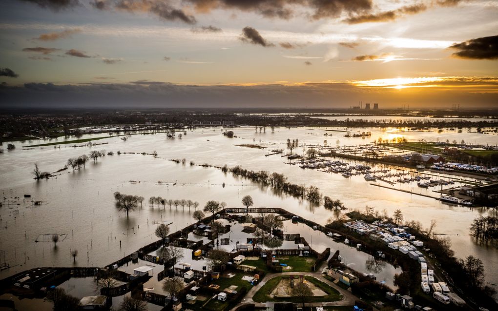 Klimaatverandering zorgt voor hevige buien en om al dat water weg te pompen, is heel veel elektriciteit nodig. Foto: een verlaten en ondergelopen camping nabij Roermond in januari dit jaar. beeld ANP, Rob Engelaar 