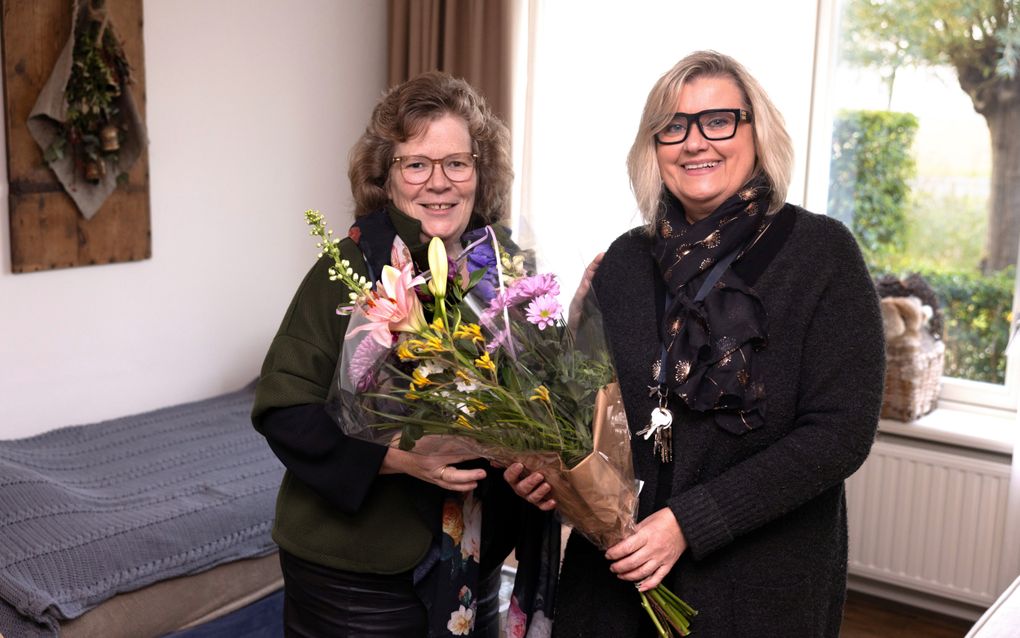 Erica Groenendijk (r.) geeft een bloemetje aan haar vriendin Andrea. „We zijn samen opgegroeid en staan altijd voor elkaar klaar.” beeld Dirk Hol 