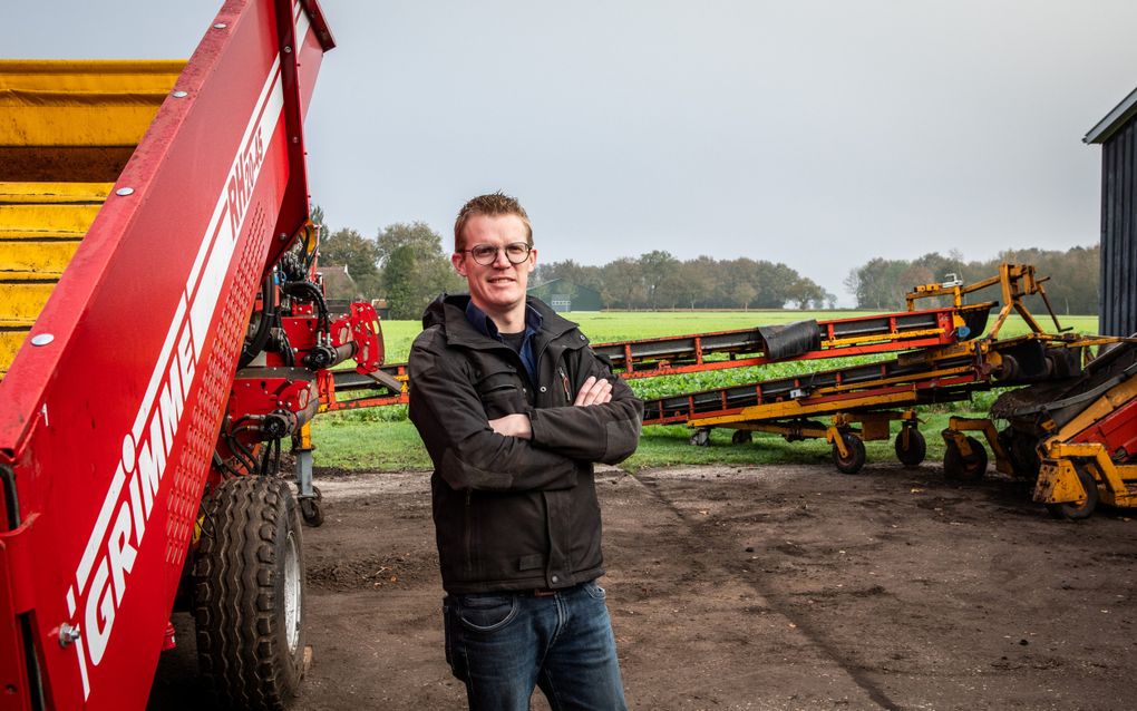 Ondanks de late start in het voorjaar en de opmars van de phytophthoraschimmel in zijn aardappelen kijkt akkerbouwer Jan Albert Daling uit Smilde dankbaar terug op het afgelopen teeltseizoen. beeld Huisman Media