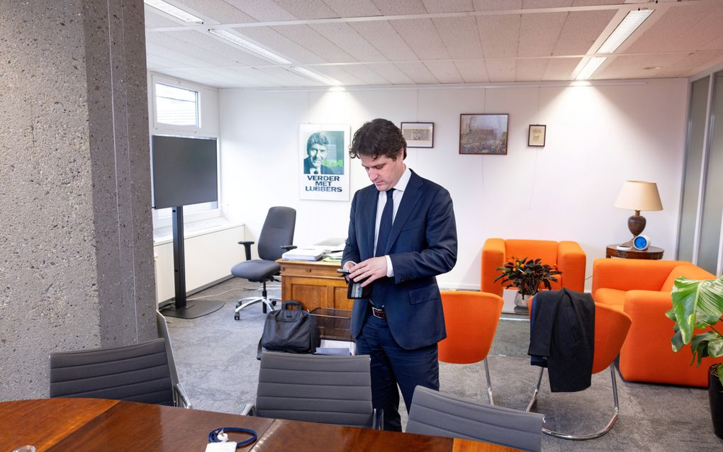 Henri Bontenbal, partijleider van het CDA, in zijn werkkamer in het Tweede Kamergebouw. beeld Dirk Hol