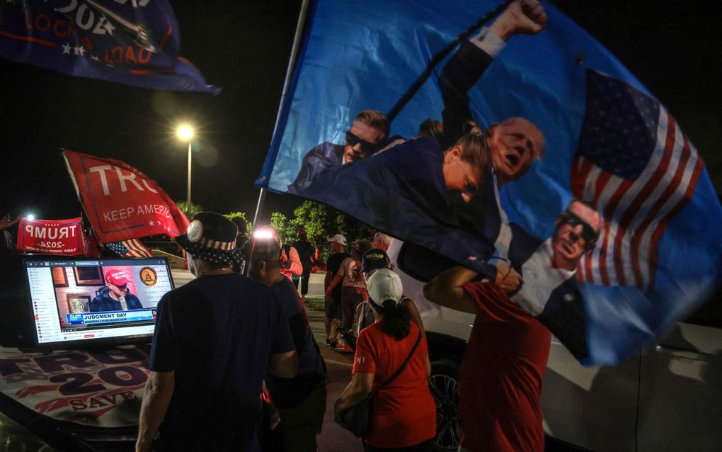 Supporters van Trump verzamelen zich bij Mar-a-lago. beeld AFP, Giorgio Viera