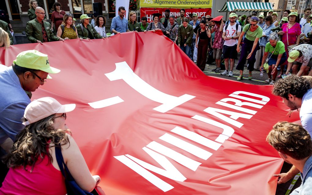 Op het Domplein in Utrecht voeren demonstranten in september protest tegen voorgenomen bezuinigingen op het hoger onderwijs. beeld ANP, Robin van Lonkhuijsen