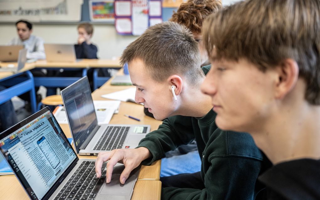 Het Jordan Montessori Lyceum in Zeist sluit als proef de online systemen voor ouders, omdat kinderen druk ervaren van de controledrift van pa en ma. beeld Koen Verheijden