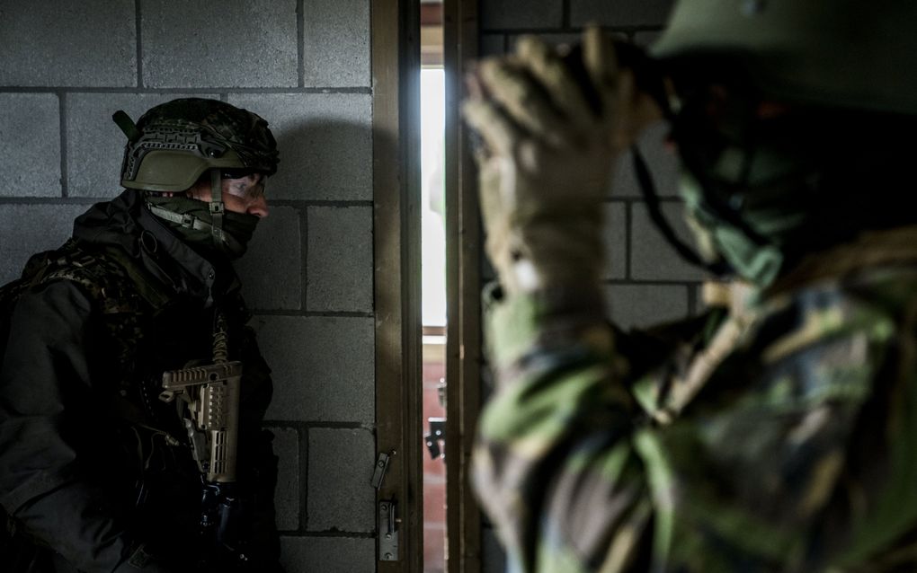 Nederlandse militairen van het Tactical Information Manoeuvre Team van de Koninklijke Landmacht oefenen in Marnehuizen. beeld ANP, Sietse Veenstra 