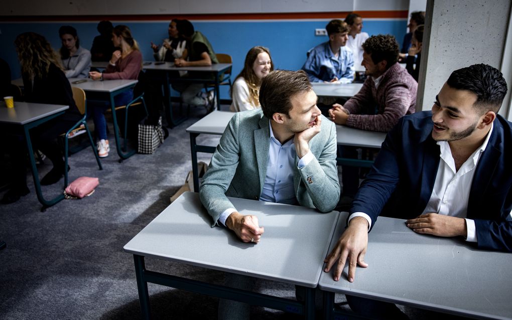 Als je stress of onzekerheid ervaart, hoef je niet meteen naar de psycholoog, bepleiten hoogleraren. Foto: voormalig staatssecretaris Maarten van Ooijen in gesprek met jongeren tijdens de aftrap van een jongerencampagne over mentale gezondheid. beeld ANP, Ramon van Flymen