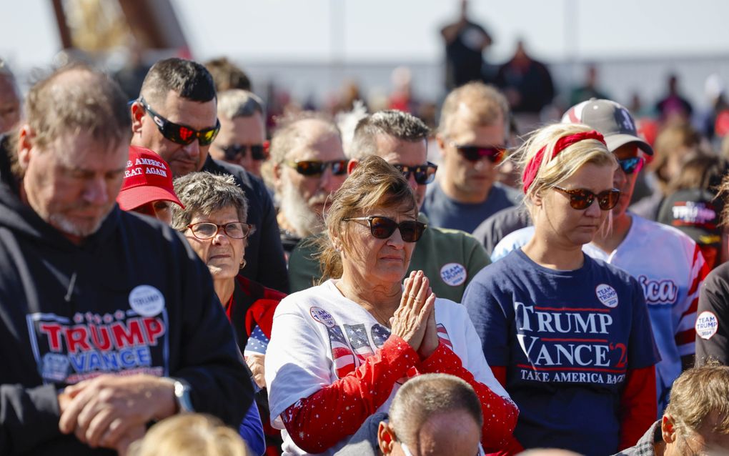 Trump-aanhangers bidden voorafgaand aan een campagnebijeenkomst in Wisconsin. beeld EPA, Jeffrey Phelps