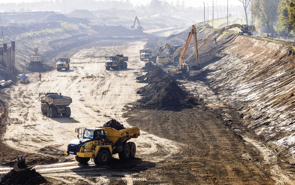 Dumptrucks rijden af en aan over de bodem van het Julianakanaal, tussen Berg aan de Maas en Obbicht. beeld ANP, Marcel van Hoorn