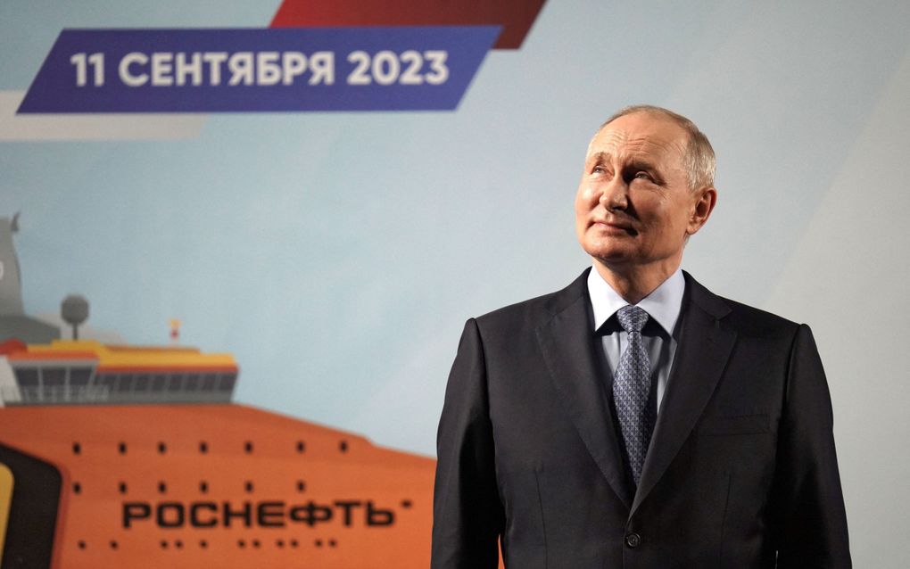 De Russische president Vladimir Poetin vorig jaar bij de naamgevingsceremonie van de Russische lng-tanker Alexey Kosygin. Het bijna 300 meter lange vaartuig is speciaal ontworpen om vloeibaar aardgas vervoeren in het Noordpoolgebied. beeld AFP, Alexei Danichev