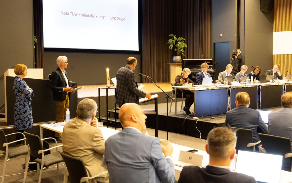 De synode van de Protestantse Kerk in Nederland besprak donderdag de nota ”Uw koninkrijk kome”. Achter de microfoon (op de rug gezien) staat synodelid ds. H. van den Belt. beeld RD, Anton Dommerholt