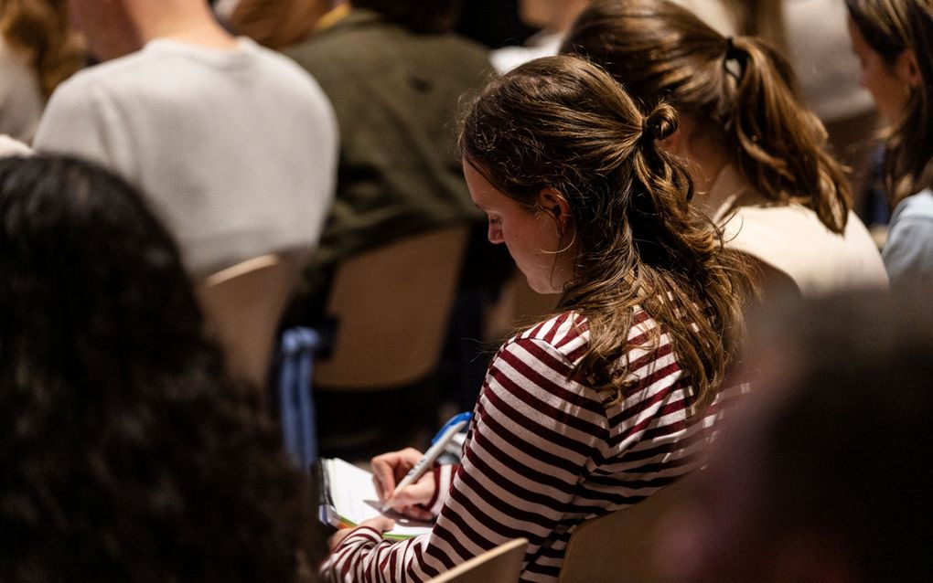 De Evangelische Hogeschool organiseerde donderdagavond een symposium over het boek ‘Generatie Angststoornis’ van Jonathan Haidt. Daarin betoogt hij dat sociale media en smartphones de veroorzakers zijn van mentale problemen bij jongeren. beeld André Dorst