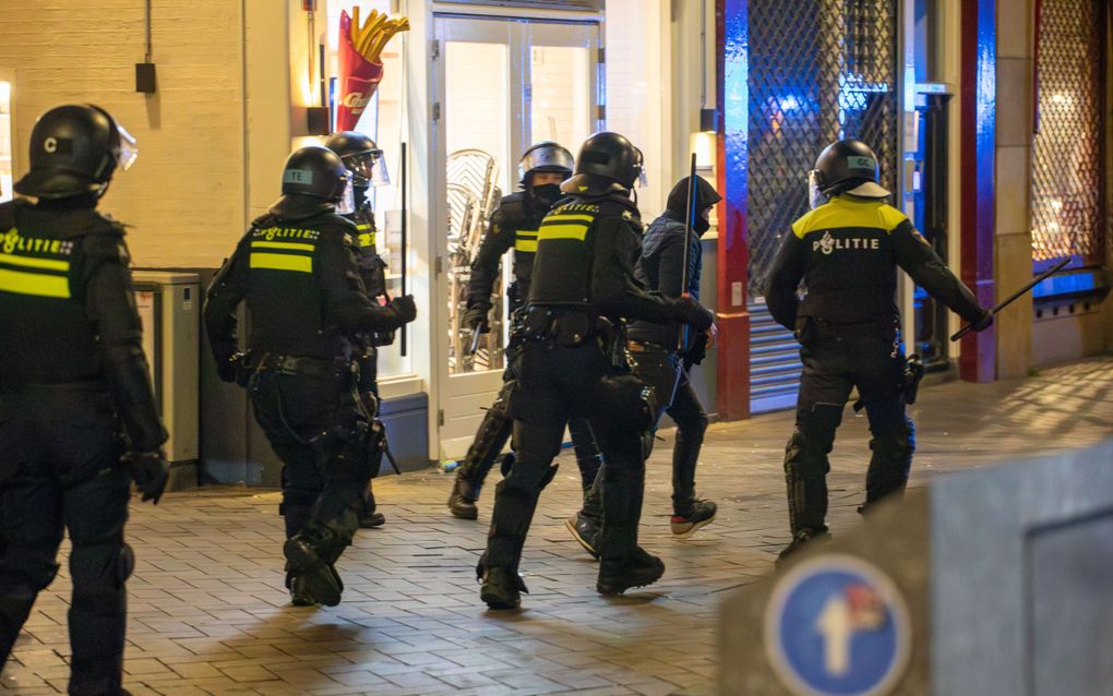 In Amsterdam braken gewelddadigheden uit na een wedstrijd op donderdagavond tussen Ajax en de Israëlische voetbalclub Maccabi Tel Aviv.  beeld ANP, VLN Nieuws