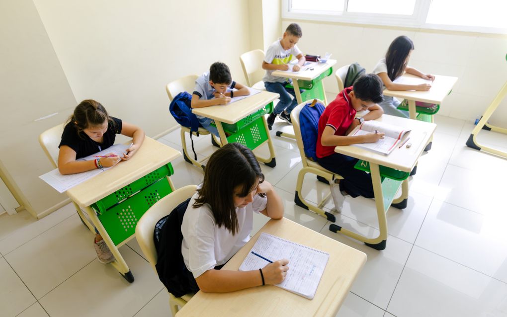 „In ons onderwijssysteem worden leerlingen voornamelijk beoordeeld op cognitieve opbrengsten en ligt er een onevenredige nadruk op toetsen.” beeld iStock