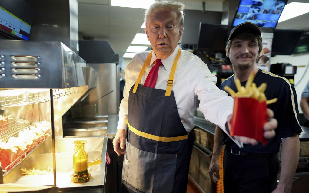 Donald Trump bakte tijdens de verkiezingscampagne frietjes bij een McDonalds’s in swingstate Pennsylvania. beeld AP, Doug Mills