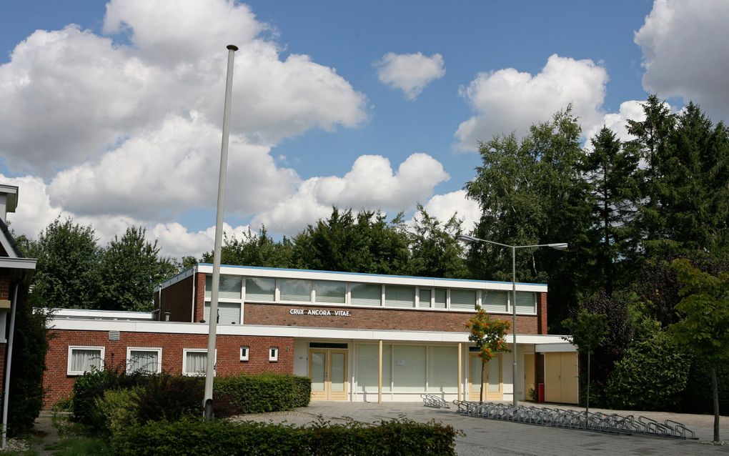 De christelijke gereformeerde kerk in het Groningse dorp Midwolda, met op de gevel haar naam: ”Crux Ancora Vitae” (Het Kruis is het Anker van het Leven; foto uit 2010). beeld RD, Anton Dommerholt