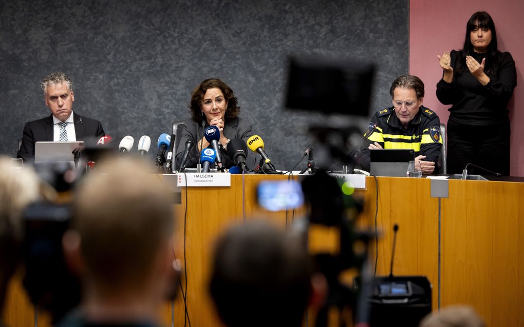 Hoofdofficier van Justitie René de Beukelaer, Burgemeester Femke Halsema en politiechef van de eenheid Amsterdam-Amstelland Peter Holla praten de pers bij over de verschillende incidenten van de afgelopen dagen rond de voetbalwedstrijd van Ajax tegen Maccabi Tel Aviv, gericht tegen Israëlische supporters van Maccabi. beeld ANP