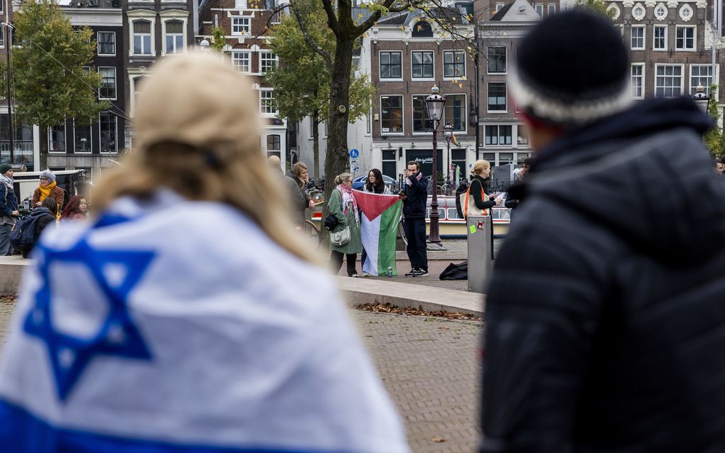 Pro-Palestijns protest in Amsterdam. Na de wedstrijd Ajax-Maccabi Tel Aviv zijn Israëlische supporters belaagd en mishandeld. beeld ANP, Remko de Waal