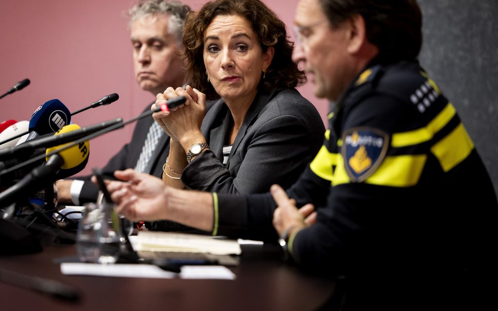 Burgemeester Femke Halsema (m.) praat de pers bij over ernstige mishandeling van Israëlische supporters in Amsterdam. beeld ANP, Koen van Weel