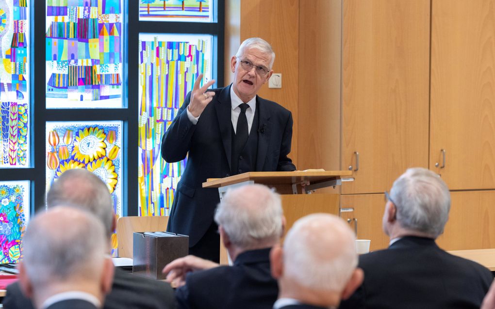 Ds. E. Bakker hield zaterdag in de Bethlehemkerk in Woerden op de bondsdag van de Bond van Mannenverenigingen van de Gereformeerde Gemeenten een meditatie. De bijeenkomst trok ongeveer 110 bezoekers. beeld Erik Kottier