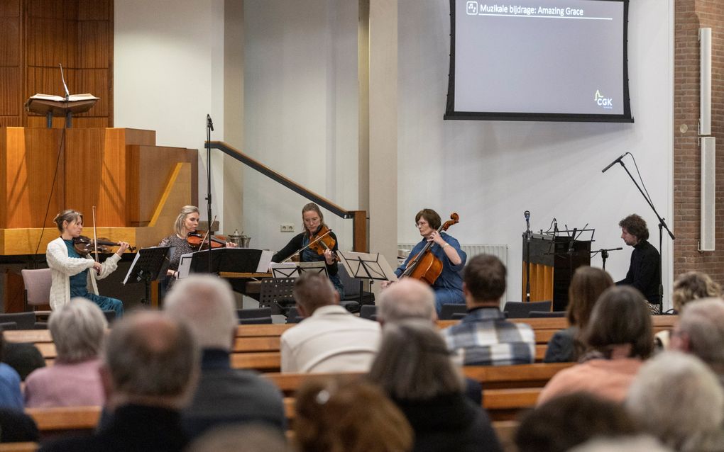 De Kerkendag van de Christelijke Gereformeerde Kerken (CGK) stond dit jaar in het teken van verootmoediging en verwachting. Er was zaterdag in Bunschoten veel tijd ingeruimd voor muziek en zang. beeld André Dorst.