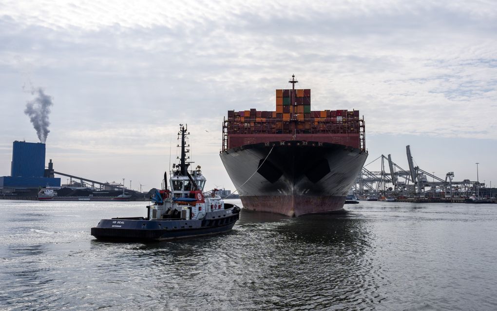 De verkiezing van Donald Trump tot nieuwe president van de VS kan de eurozone in een kleine recessie duwen, voorziet ING. Voor Nederland zijn de VS buiten Europa de belangrijkste handelspartner. Foto: containerschip in de Rotterdamse haven. beeld ANP, Jeroen Jumelet