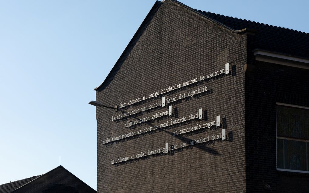 Een geveltekst op de RET-remise herinnert aan de grote razzia in Rotterdam en Schiedam op 10 en 11 november 1944. beeld Hester Blankestijn