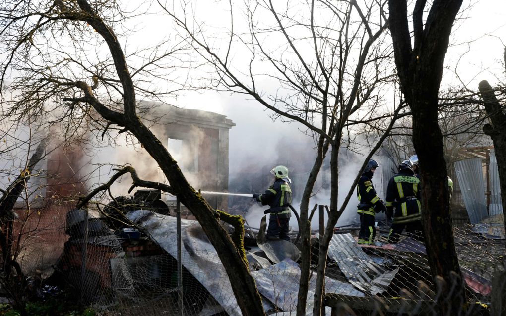 Reddingswerkers blussen een brand in een huis na een droneaanval in het dorp Stanovoye, regio Moskou. Oekraïne en Rusland hebben elkaar dit weekend bestookt met droneaanvallen. beeld AFP, Tatyana Makeyeva