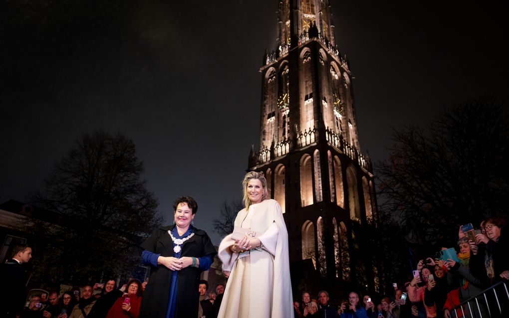 Koningin Máxima en de Utrechtse burgemeester Sharon Dijksma tijdens heropening van de Domtoren. beeld ANP, Koen van Weel