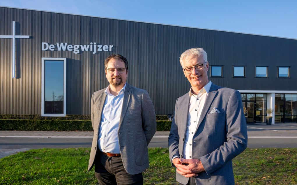 Wijkpastor William den Boer (l.) en senior voorganger André Meulmeester bij het missiecentrum van christelijke gemeente De Wegwijzer in Almere, die dertig jaar bestaat.
beeld Ruben Schipper Fotografie