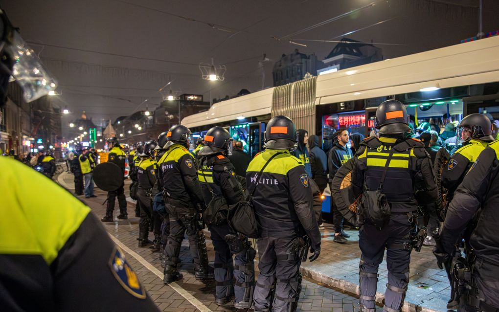 Inzet van de ME na afloop van de voetbalwedstrijd tussen Ajax en Maccabi Tel Aviv, waarbij Israëliërs massaal werden belaagd. beeld ANP, VLN Nieuws