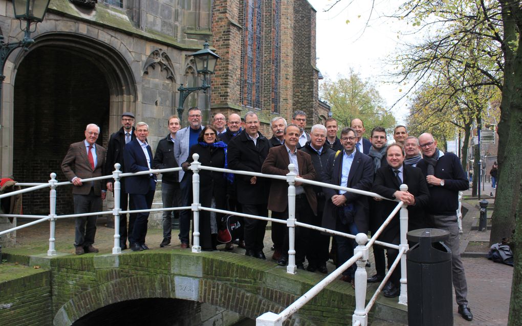 Voor de derde keer brachten predikanten van de Hongaarse Hervormde Kerk een bezoek aan hun Nederlandse collega’s binnen de Gereformeerde Bond. Zaterdag was het gezelschap in Delft (foto), zondag gingen de Hongaarse predikanten voor in verschillende gemeenten, maandag deden zij Monster aan. De organisatie was in handen van de Gereformeerde Bond en de stichting Hulp Oost-Europa. beeld P.J. Vergunst