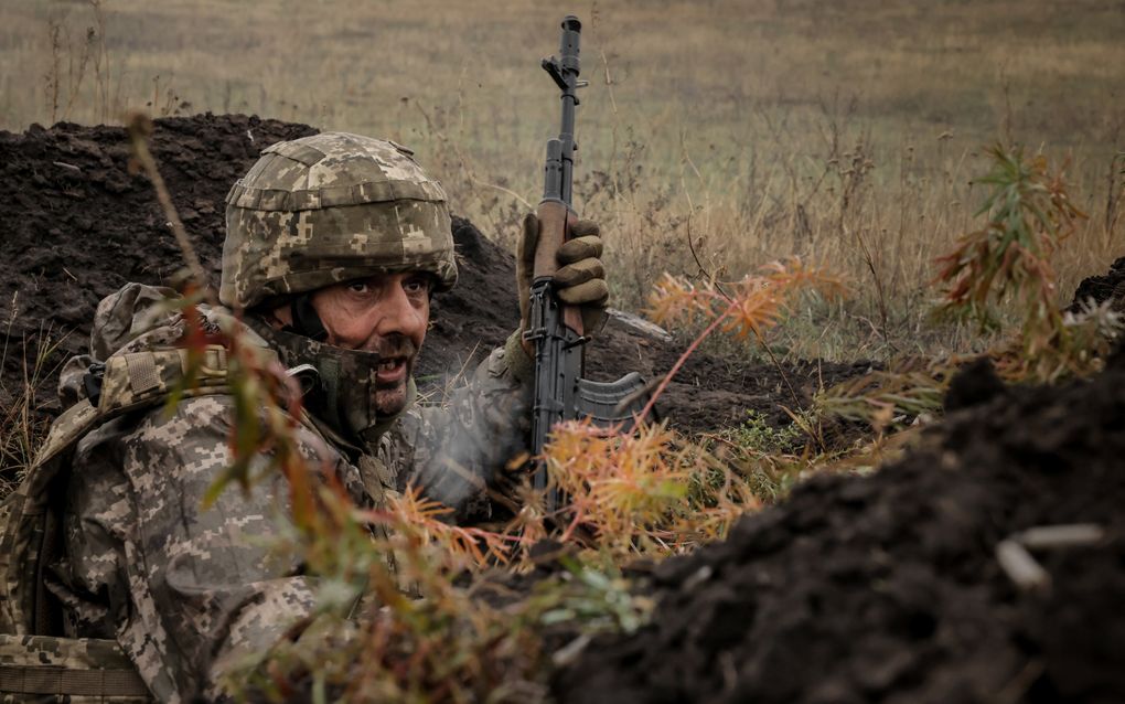 Een Oekraïense militair in actie op een trainingsveld in de regio Donetsk. beeld EPA 