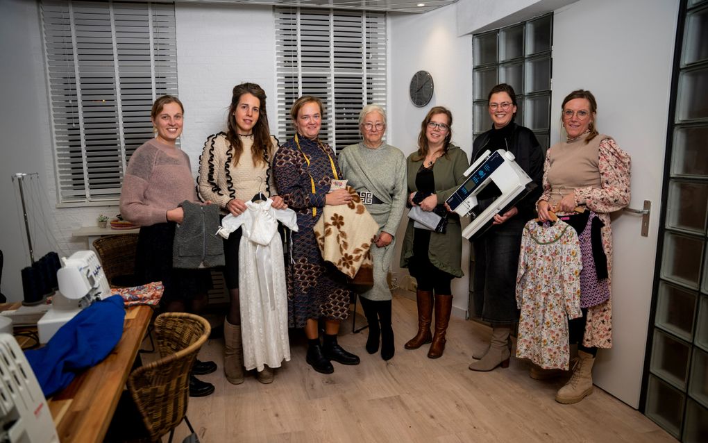 Naaiclub Stoffenmand komt eens per twee weken bij elkaar om les te krijgen van mevrouw De Jong. V.l.n.r. Hanneke Rietveld, Dieneke Verweij, Annet van Hoven, mevrouw De Jong, Stèphanie Maat, Ellen Reijm, Karina den Boef. beeld Rens de Groot