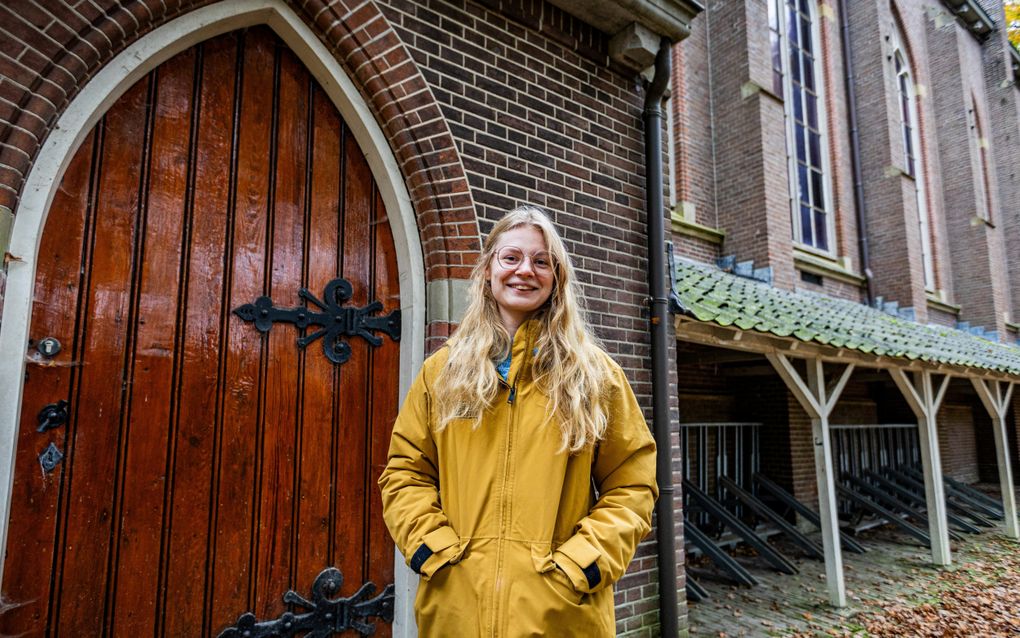 Sanne Beishuizen is rentmeester en beheerder van een kerk waarvan in april regenpijpen werden gestolen. Ze staat bij de voormalige rooms-katholieke kerk in Veenhuizen. beeld Huisman Media