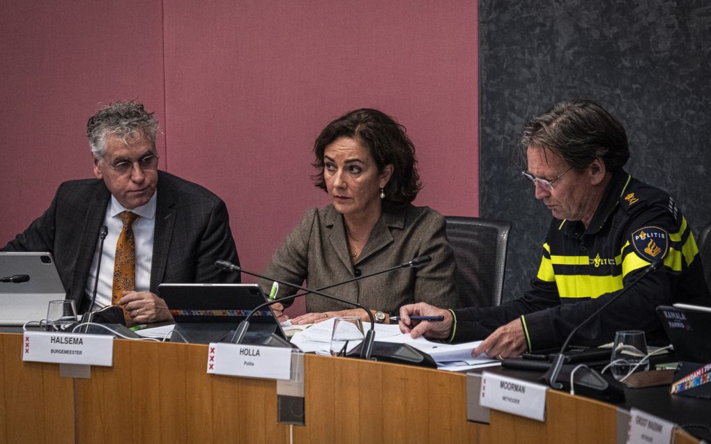 Burgemeester Femke Halsema dinsdag tijdens een spoeddebat over onder meer de Jodenjacht vorige week.  Links hoofdofficier van justitie René de Beukelaer, rechts politiechef Peter Holla. beeld  ANP, Dingena Mol