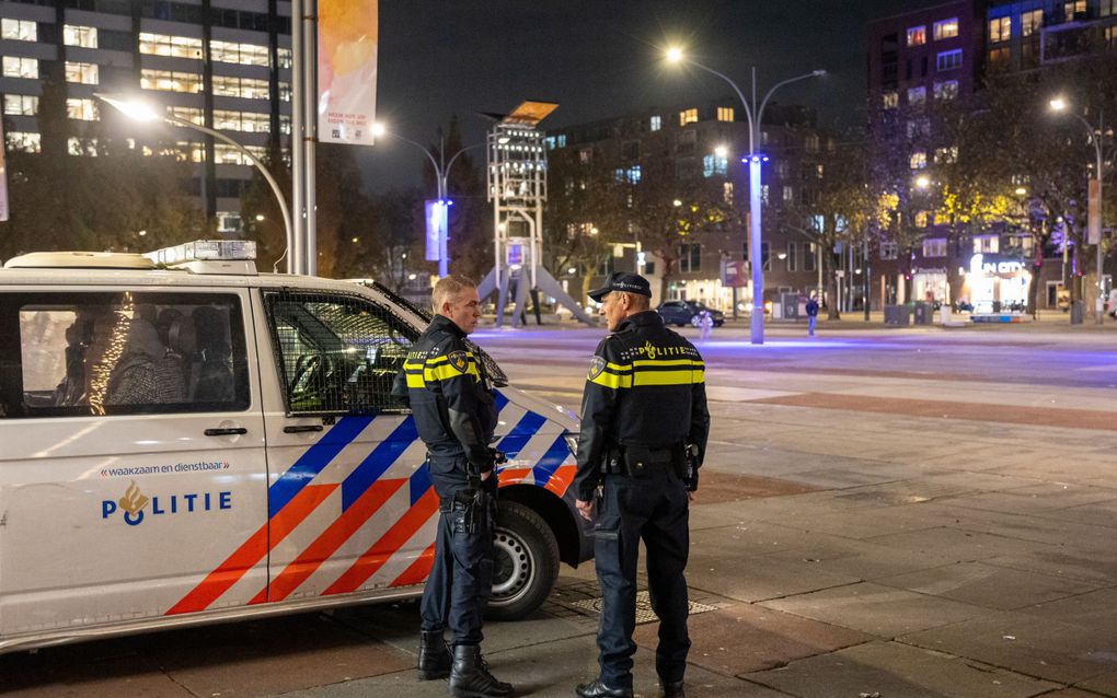 Agenten houden toezicht op Plein '40-'45 na rellen maandagavond met brandstichting, explosies en antisemitisme in Amsterdam Nieuw-West. beeld ANP, VLN Nieuws