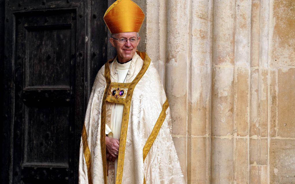 De anglicaanse aartsbisschop Justin Welby, die dinsdag aftrad na beschuldigingen van het toedekken van een misbruikzaak, staat voor de Westminster Abbey in Londen bij de kroning van Charles III op 6 mei vorig jaar. beeld AFP, Andrew Milligan