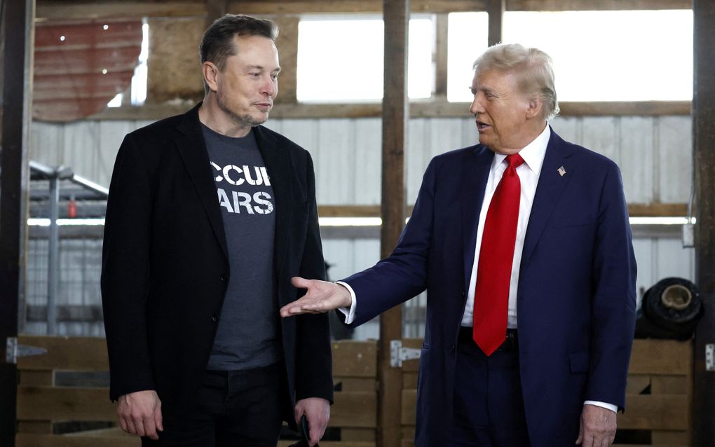 Elon Musk en aankomend president Donald Trump, backstage bij een verkiezingsbijeenkomst op het terrein van de Butler Farm Show in Butler, Pennsylvania. beeld AFP, Anna Moneymaker 