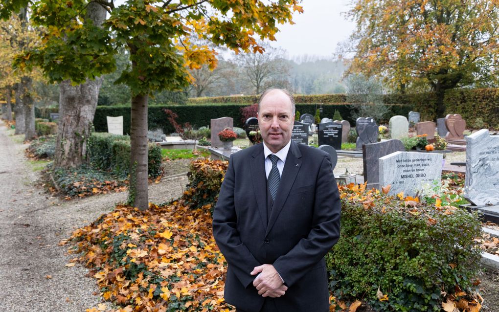 Uitvaartondernemer Peter van Bezeij op de begraafplaats van  de Rotterdamse wijk Charlois. beeld Anton Dommerholt