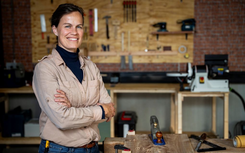 Marleen de Bruyne startte in 2024 haar eigen meubelmakersbedrijf, na zo’n twintig jaar gewerkt te hebben als docent Engels. beeld Cees van der Wal