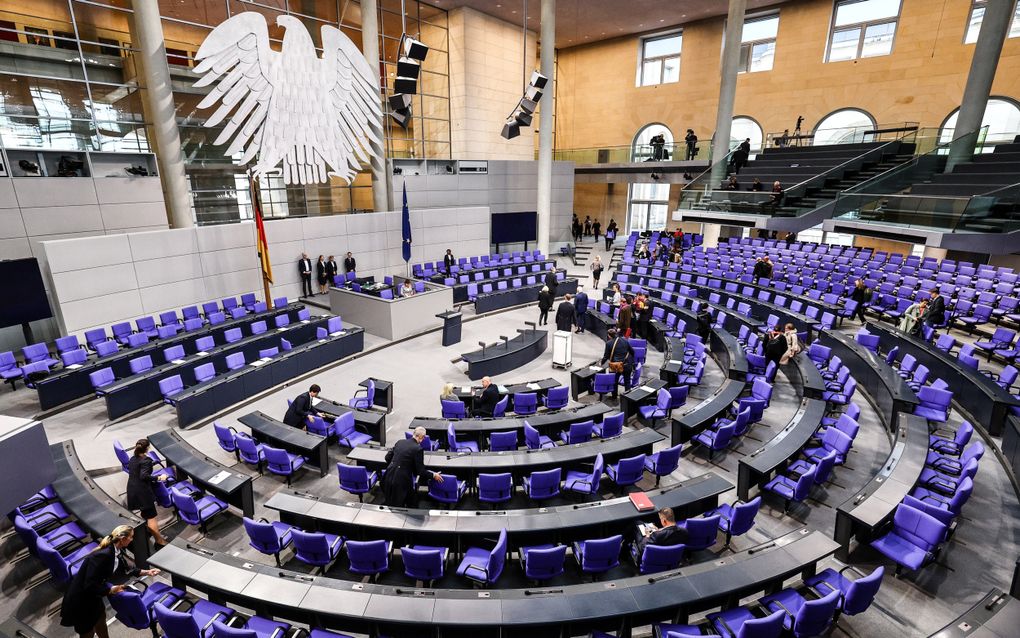  Een blik op de lege stoelen na een zitting van het Duitse parlement in Berlijn. beeld EPA, Filip Zanger