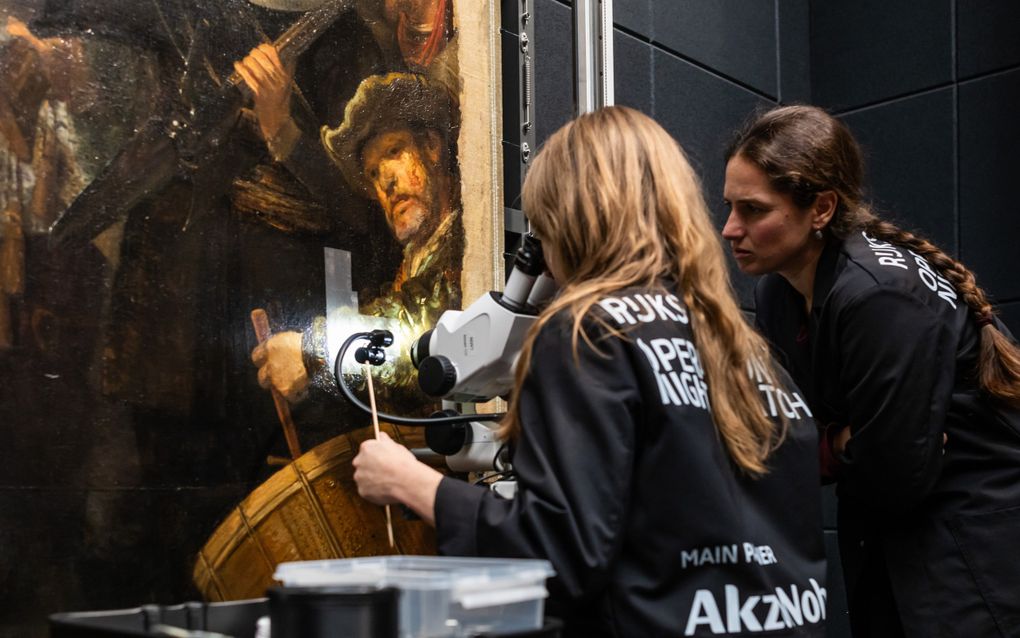 In het Rijksmuseum in Amsterdam is de restauratie van de Nachtwacht, een schilderij van Rembrandt, begonnen. beeld ANP, Eva Plevier