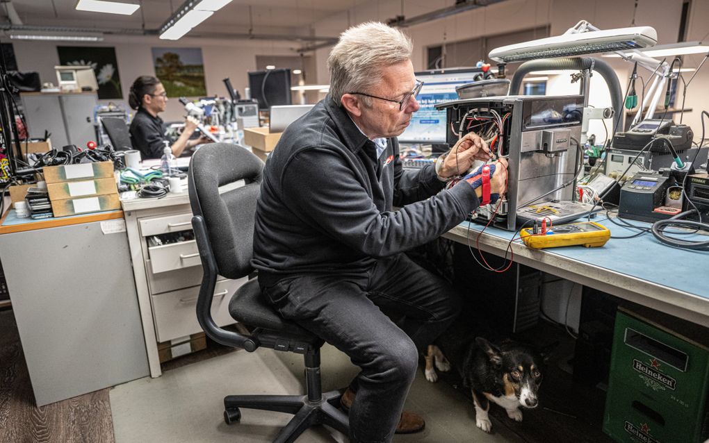 Jan Post, eigenaar en reparateur van de Reparatiewinkel in Ede, klaagt erover dat de wet het repareren van elektronische apparaten vrijwel onmogelijk maakt. beeld Koen Verheijden