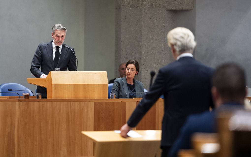 Premier Schoof en PVV-leider Wilders woensdag tijdens een debat over de Amsterdamse rellen. beeld ANP, Jeroen Jumelet