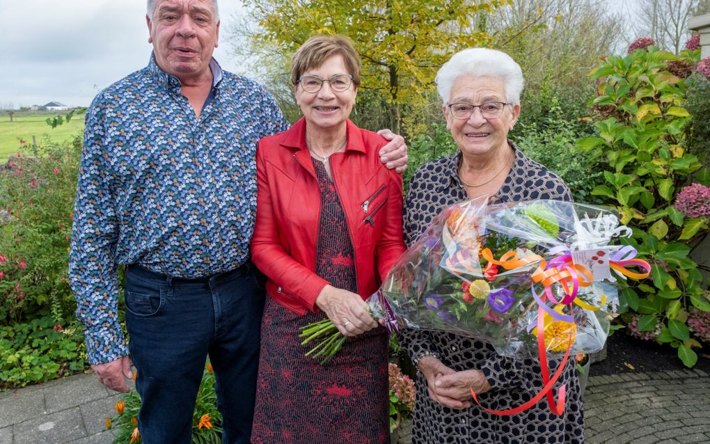 Zoon Henk en zus Hanneke de Kok (m.) zetten moeder en zus Gré Kesteloo in het zonnetje. beeld Dirk-Jan Gjeltema