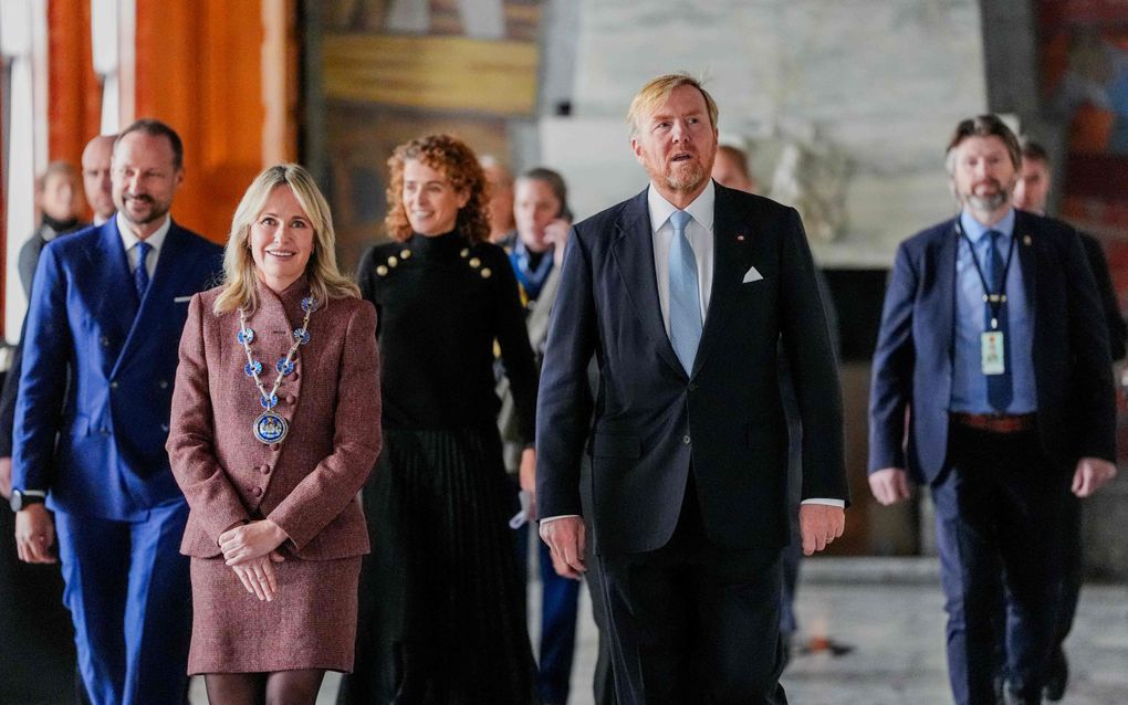 Kroonprinses Haakon van Noorwegen en koning Willem-Alexander tijdens het bezoek in Oslo. beeld AFP,  Lise Åserud 