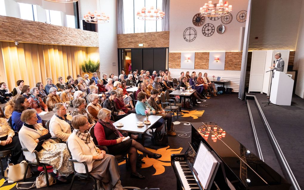 In Putten werd donderdag de jaarlijkse predikantsvrouwencontio van de Gereformeerde Bond gehouden. Achter de katheder dr. Ewoud de Jong. beeld RD, Anton Dommerholt