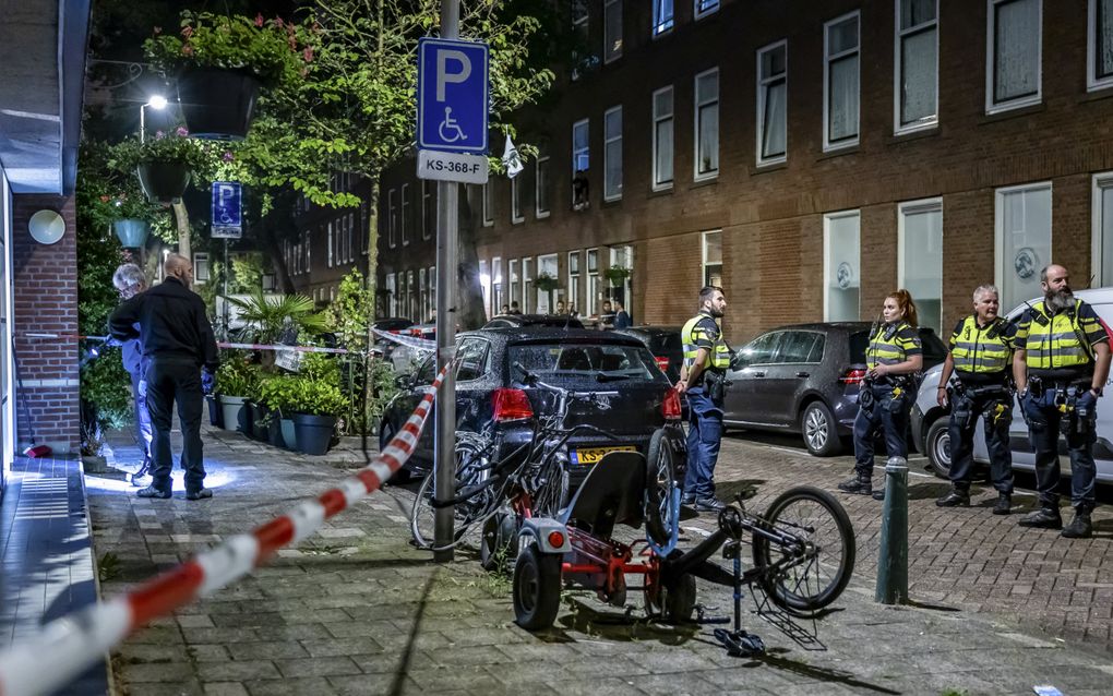 Politieagenten bij een woning in Rotterdam-West waar in 2023 tweemaal een explosief afging. Uit nieuw onderzoek blijkt dat explosieven vaker worden ingezet bij huis-tuin-en-keukenruzies dan bij conflicten in het criminele circuit. beeld ANP Media TV