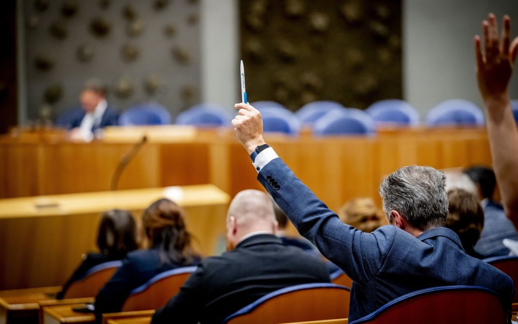 SGP-Kamerlid Stoffer tijdens de stemmingen over het Belastingplan. De christelijke partijen steunen het pakket fiscale maatregelen. beeld ANP, Robin Utrecht