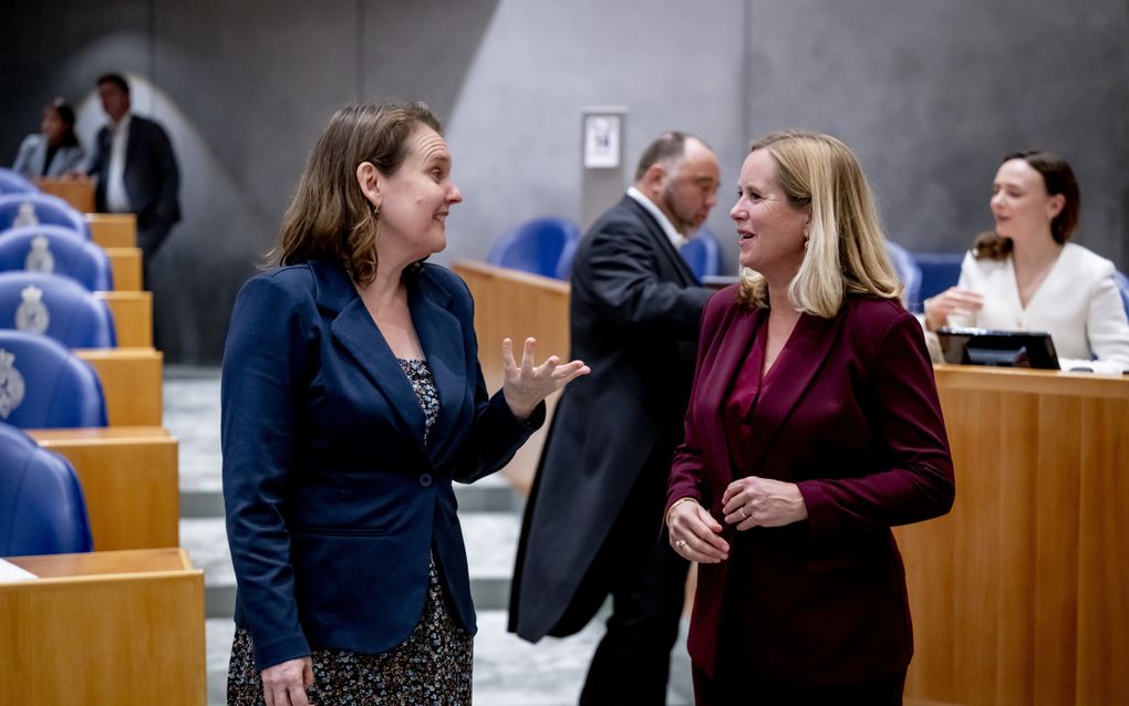 NSC-Kamerlid Femke Zeedijk (l.) in gesprek met minister Reinette Klever voor Buitenlandse Handel en Ontwikkelingshulp. beeld ANP, Robin Utrecht